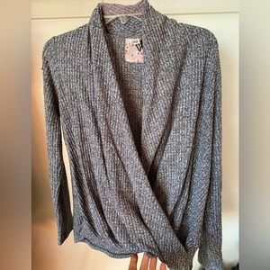 Anthropologie Akemi + Kin wrap front top size M